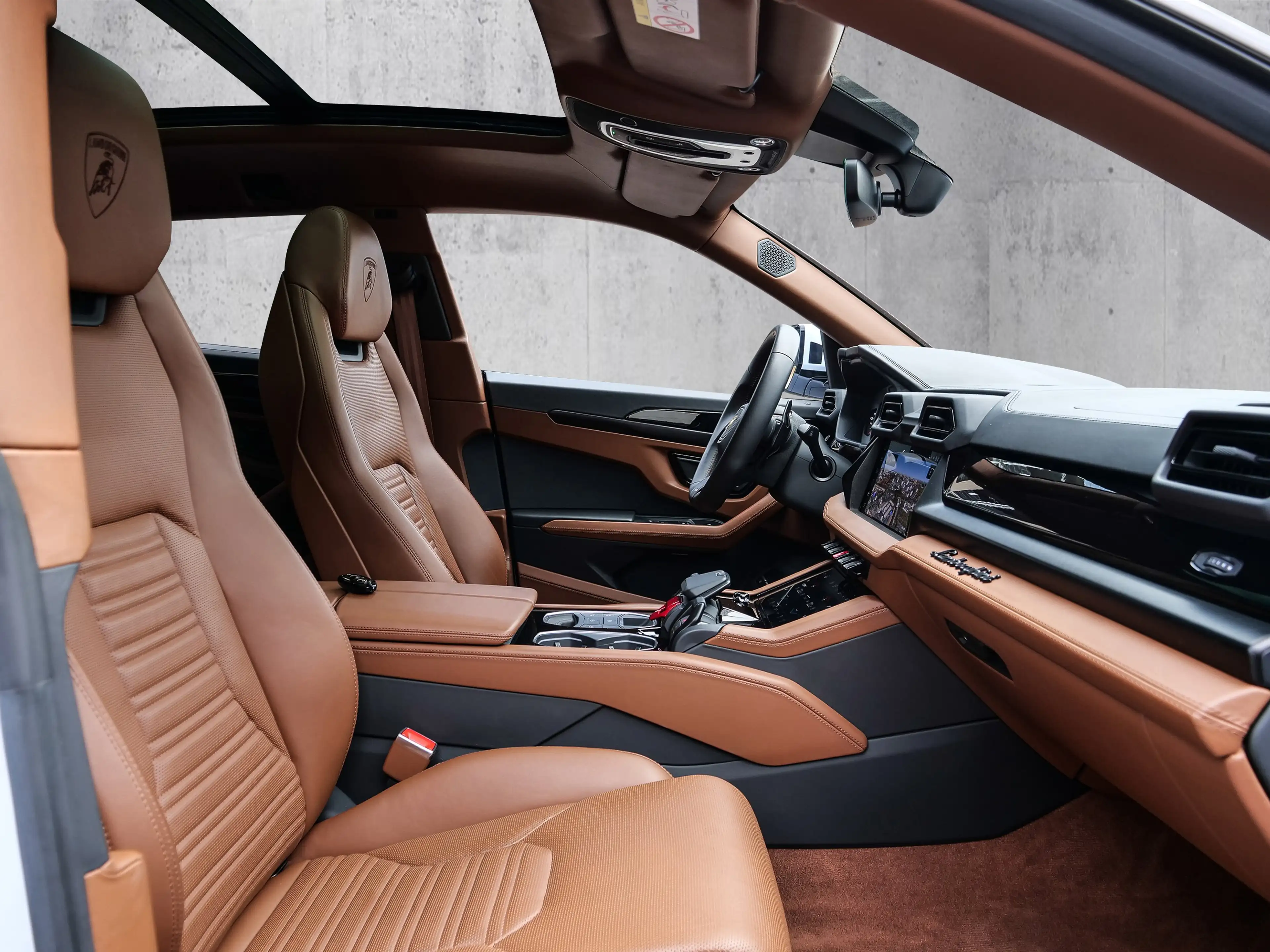 Lamborghini Urus SE Bianco Sapphirus, Panoramic Roof — photo 12