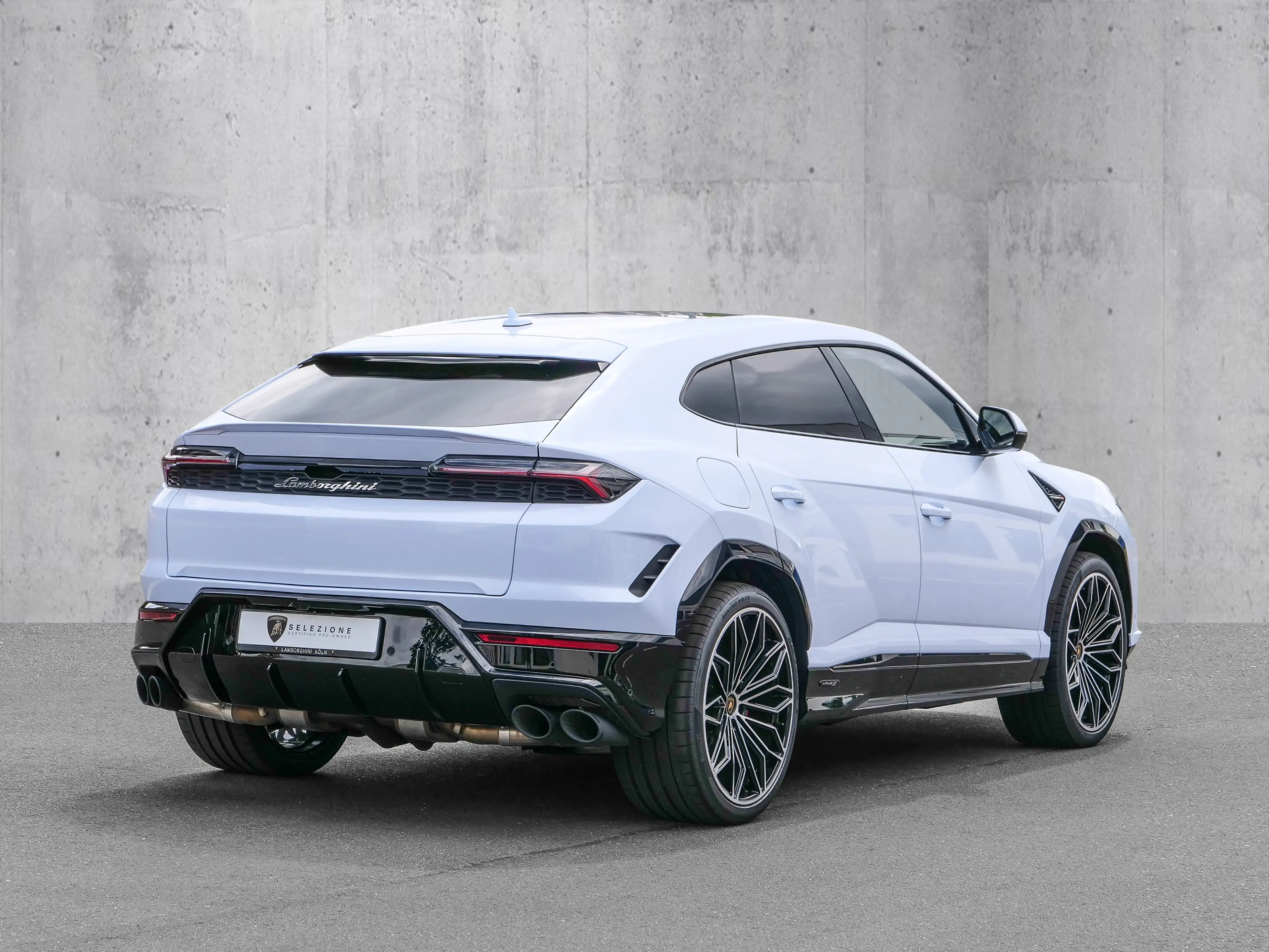Lamborghini Urus SE Bianco Sapphirus, Panoramic Roof — photo 3