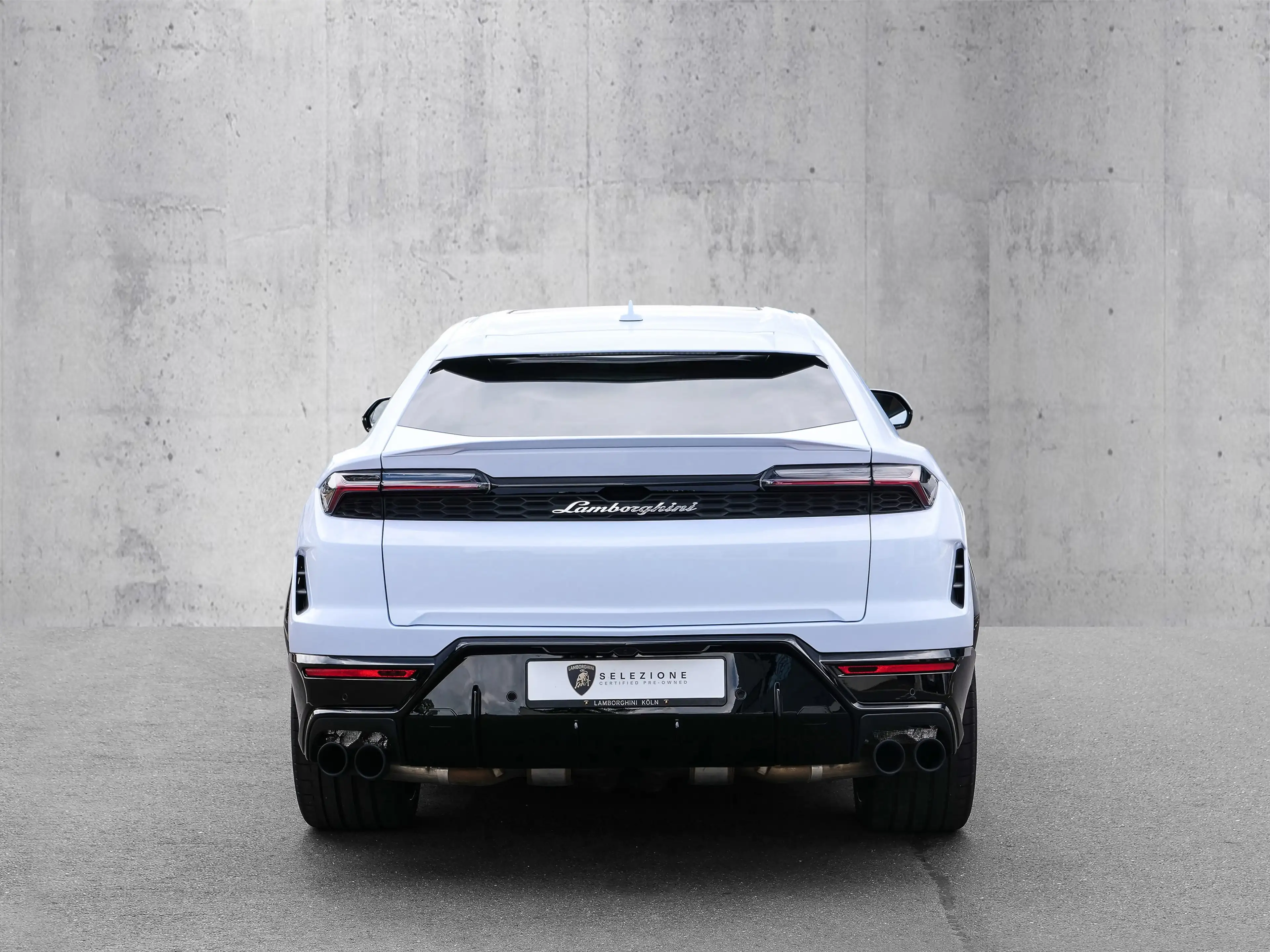 Lamborghini Urus SE Bianco Sapphirus, Panoramic Roof — photo 4
