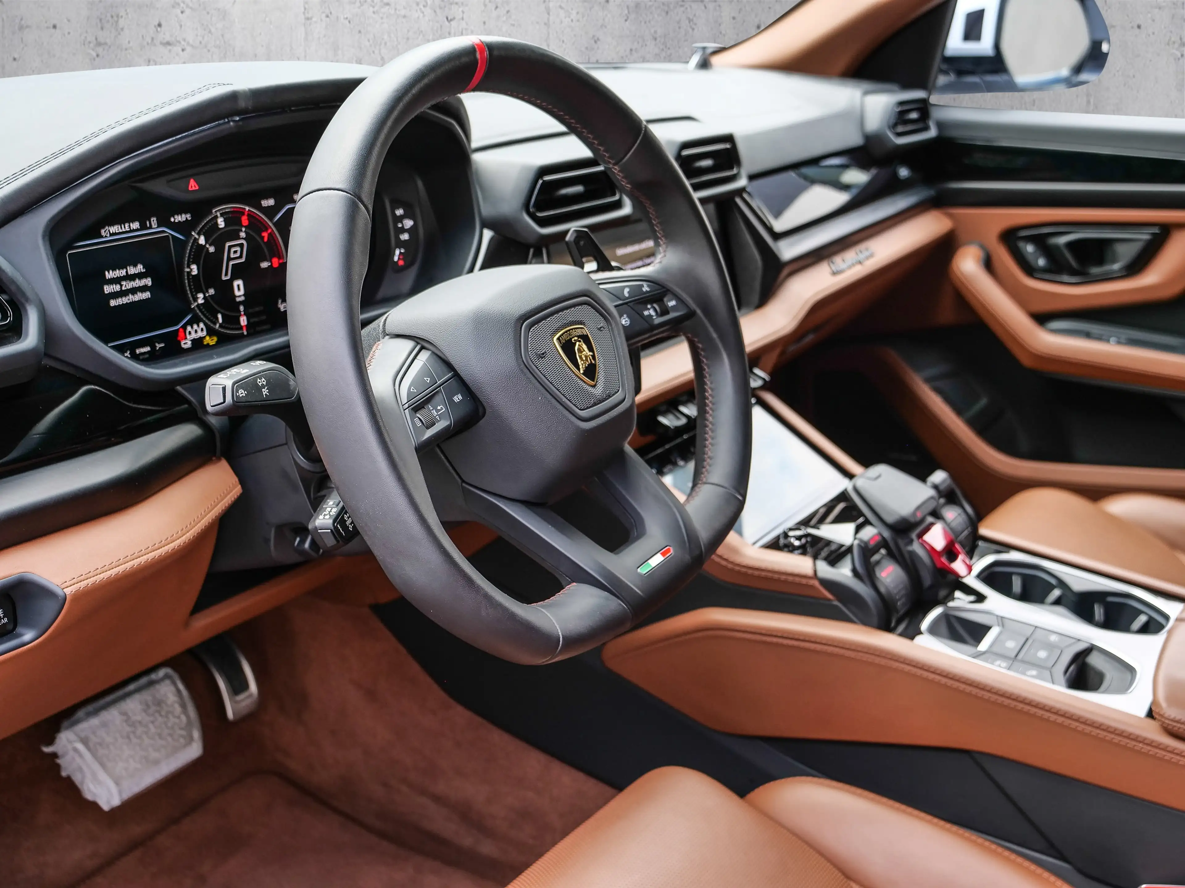 Lamborghini Urus SE Bianco Sapphirus, Panoramic Roof — photo 9