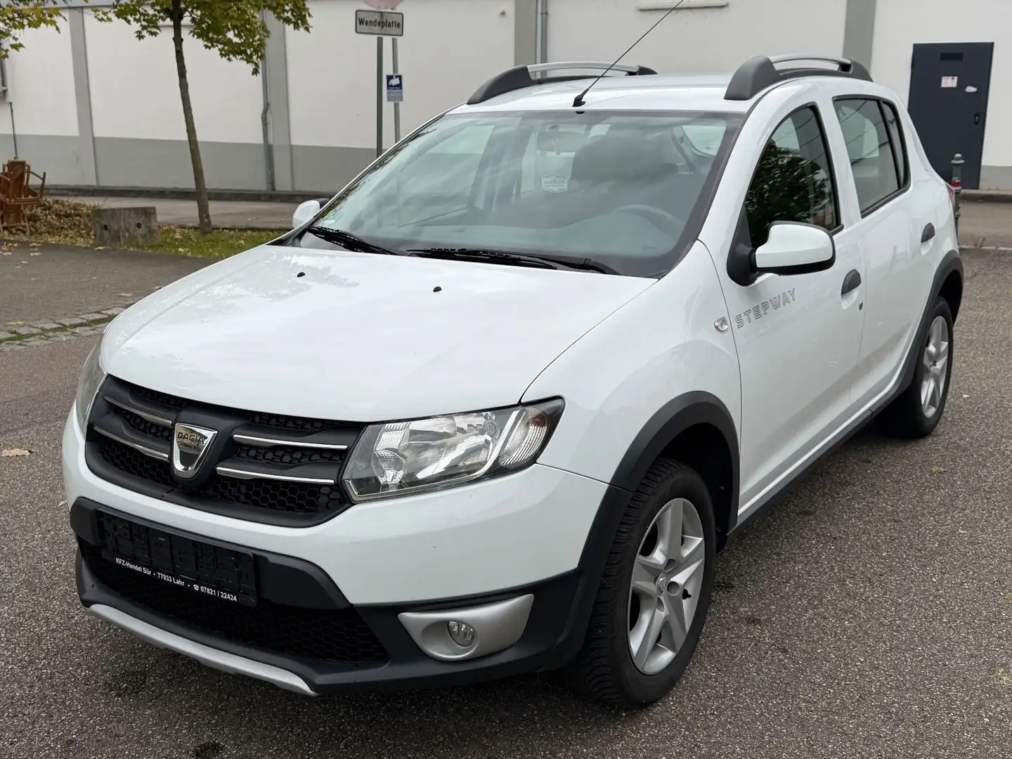 Dacia Sandero II Stepway Prestige TÜV NEU/NAVI/TEMPOM. Weiß - 1