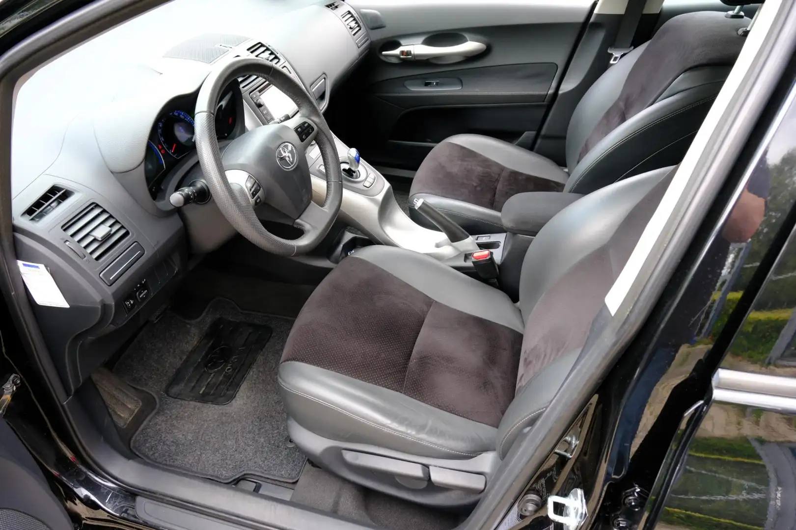 Toyota Auris 1.8 Full Hybrid Executive Aut. Navi|Cam|Clima|Half Zwart - 2