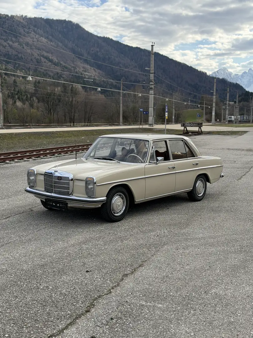 Mercedes-Benz W 114/115 Strich-Acht Beige - 1