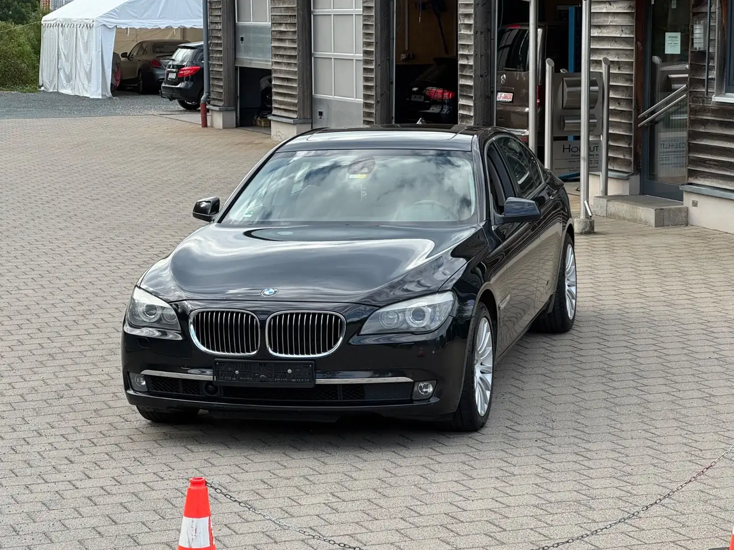 BMW 740 i Schwarz - 2