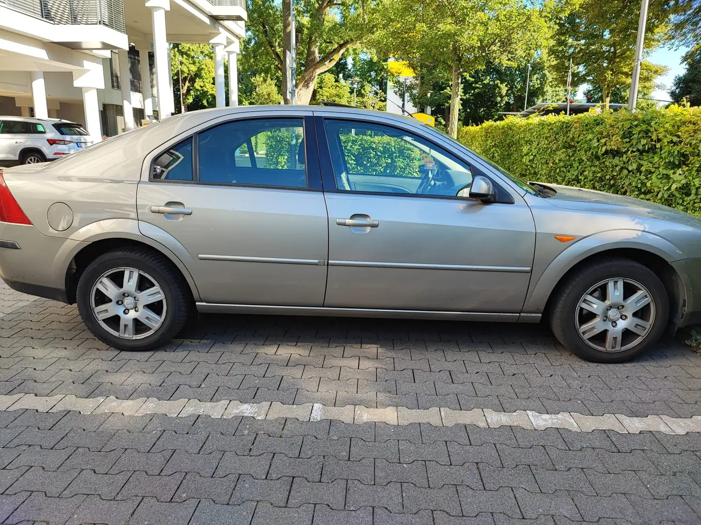 Ford Mondeo Mondeo 2.0 Ghia Серый - 2