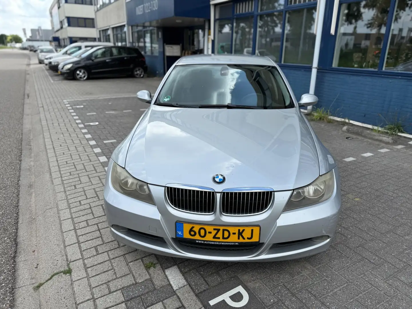 BMW 320 3-serie 320i Business Line ((( navi ))) Gris - 2
