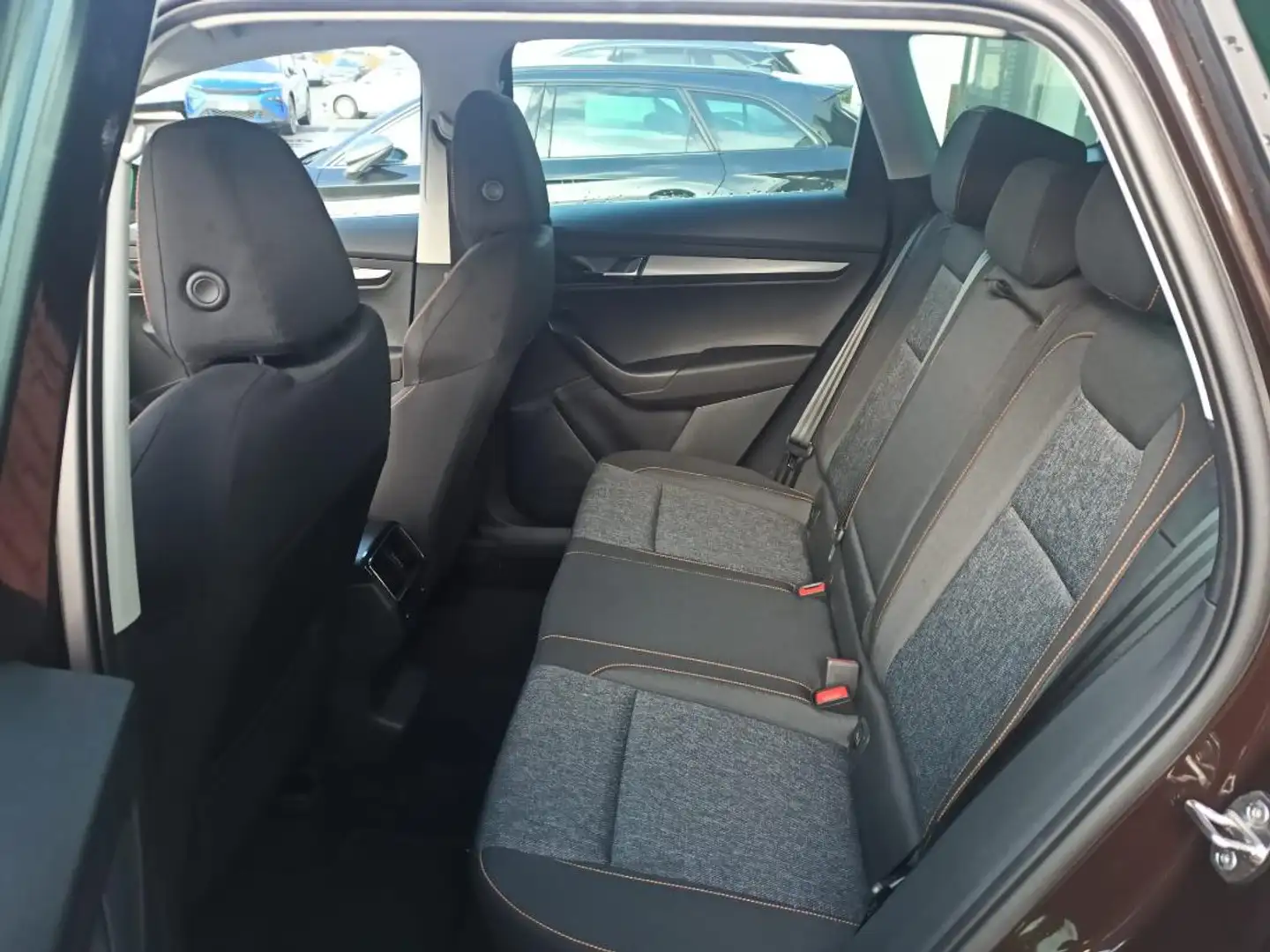 Skoda Karoq CLEVER 1.5 TSI DSG Navi LED el.Klappe ACC Kamera Braun - 1