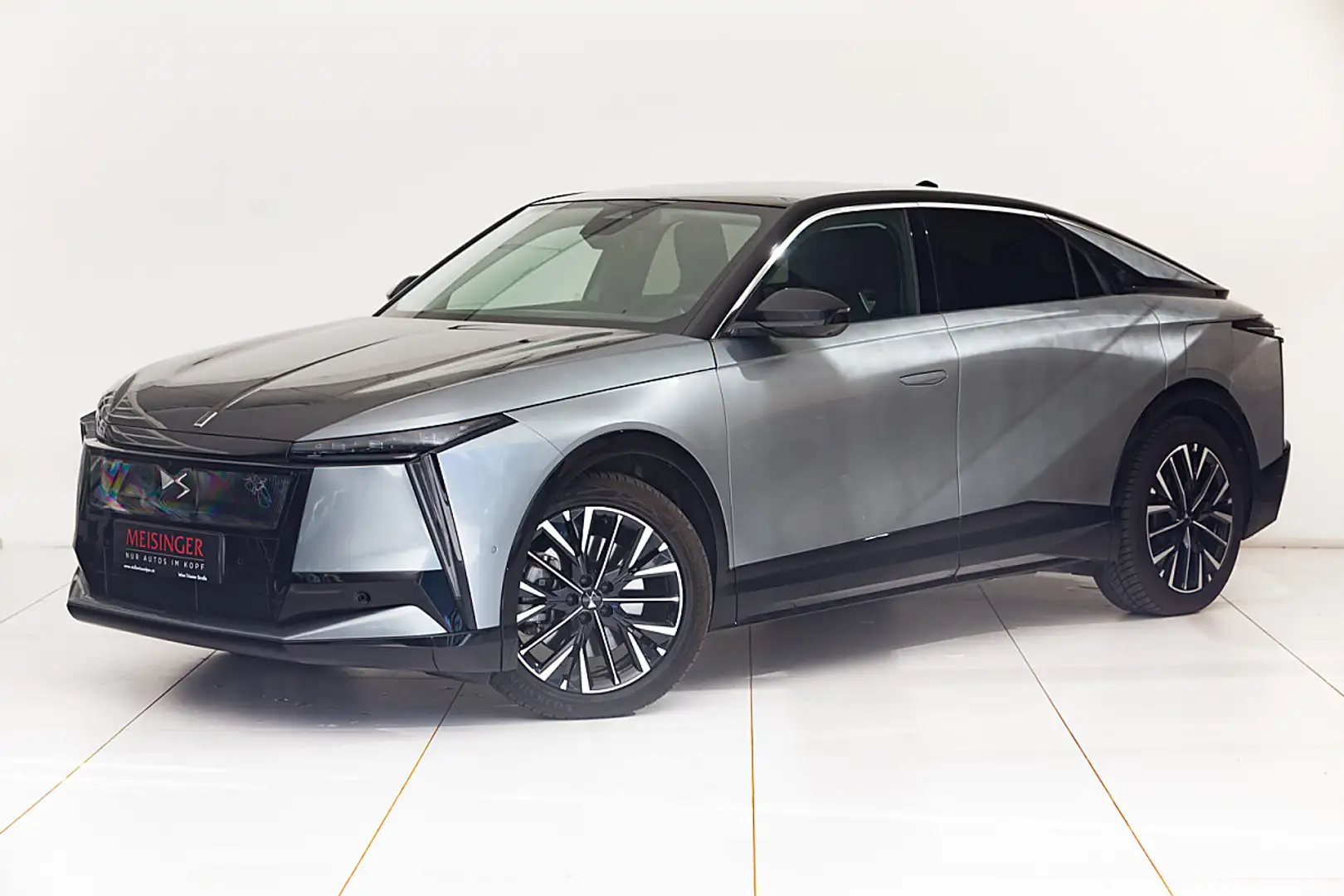 DS Automobiles N°8 DS N8 Long Range 97,2kWh AWD Etoile Aut. Silber - 1