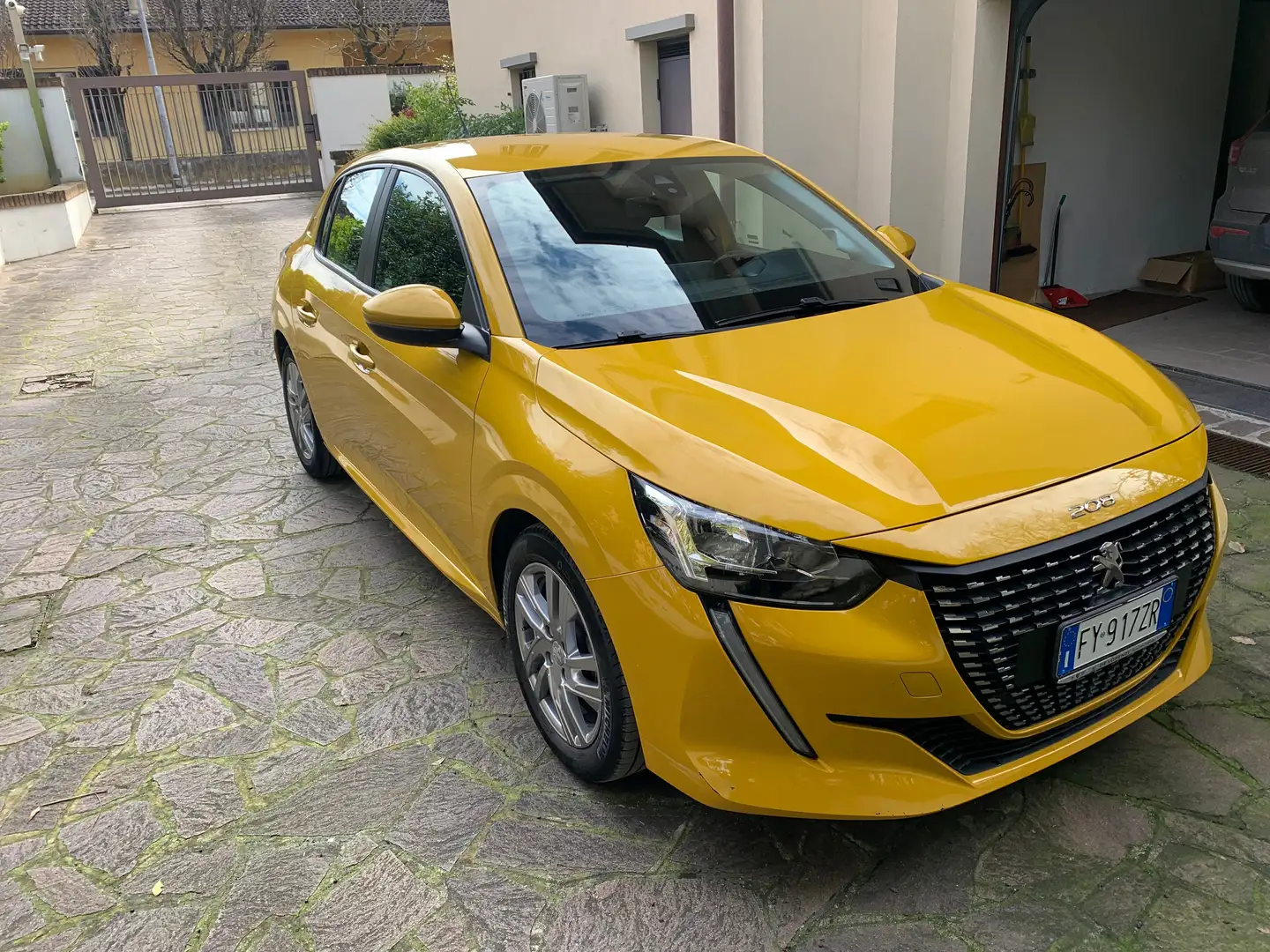 Peugeot 208 Active- Pure Tech 75 S&S Giallo - 2