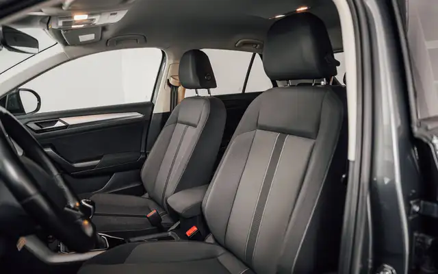 Volkswagen T-Roc view 9