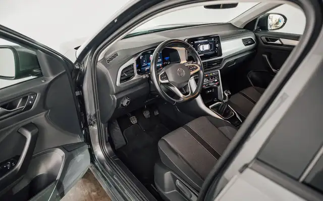Volkswagen T-Roc view 12