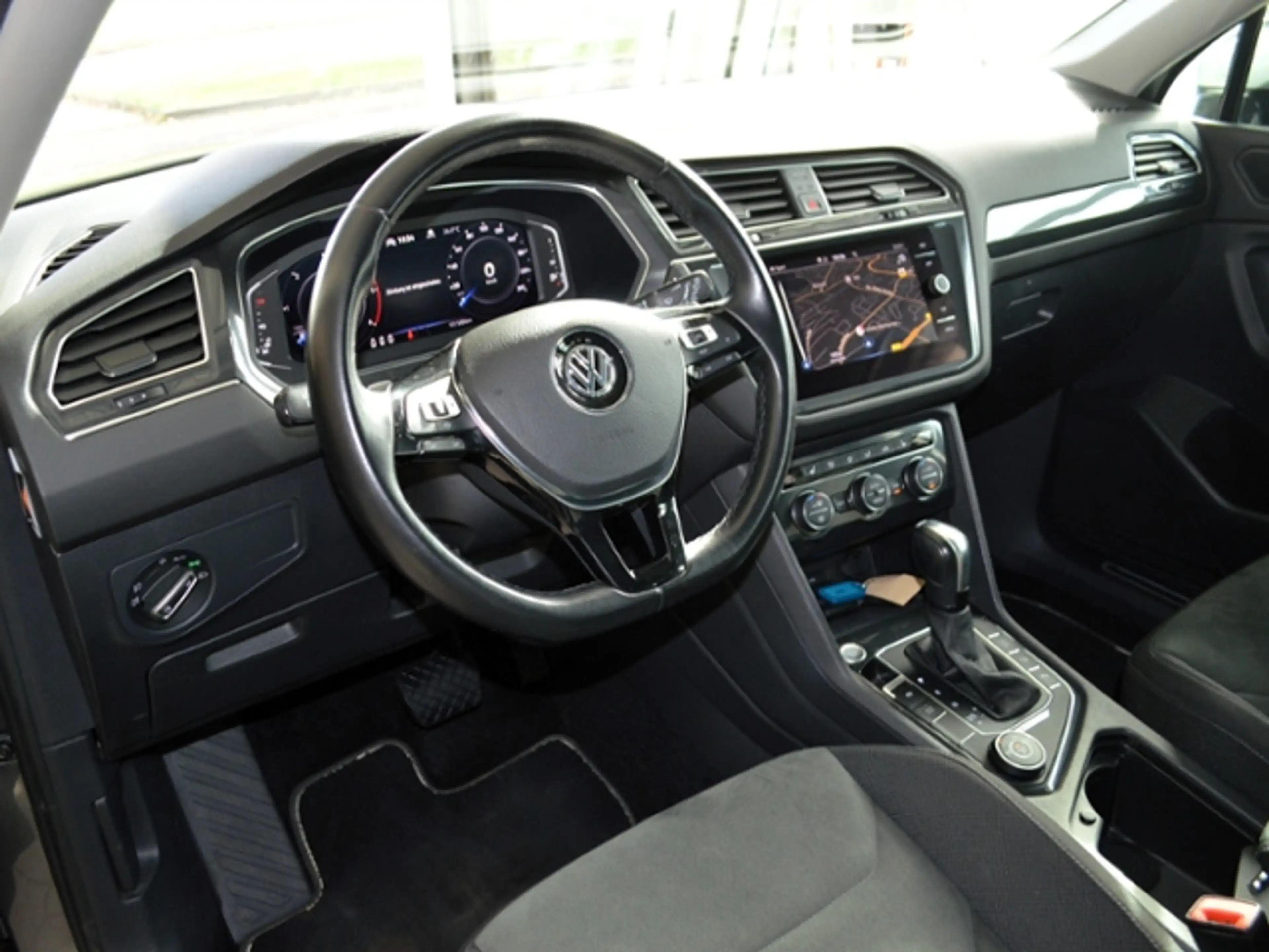 Volkswagen Tiguan Allspace 2,0 TDI DSG Highline 4M. AHK NAVI 18" PANO — photo 8