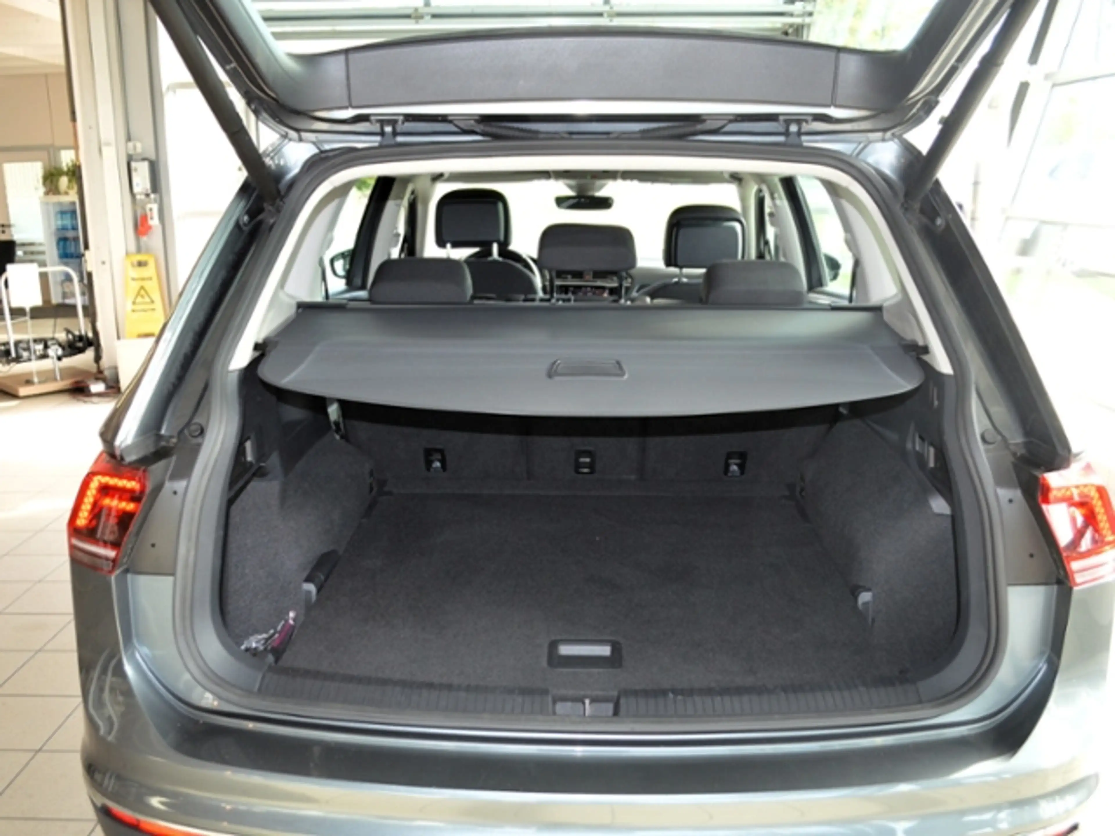 Volkswagen Tiguan Allspace 2,0 TDI DSG Highline 4M. AHK NAVI 18" PANO — photo 14