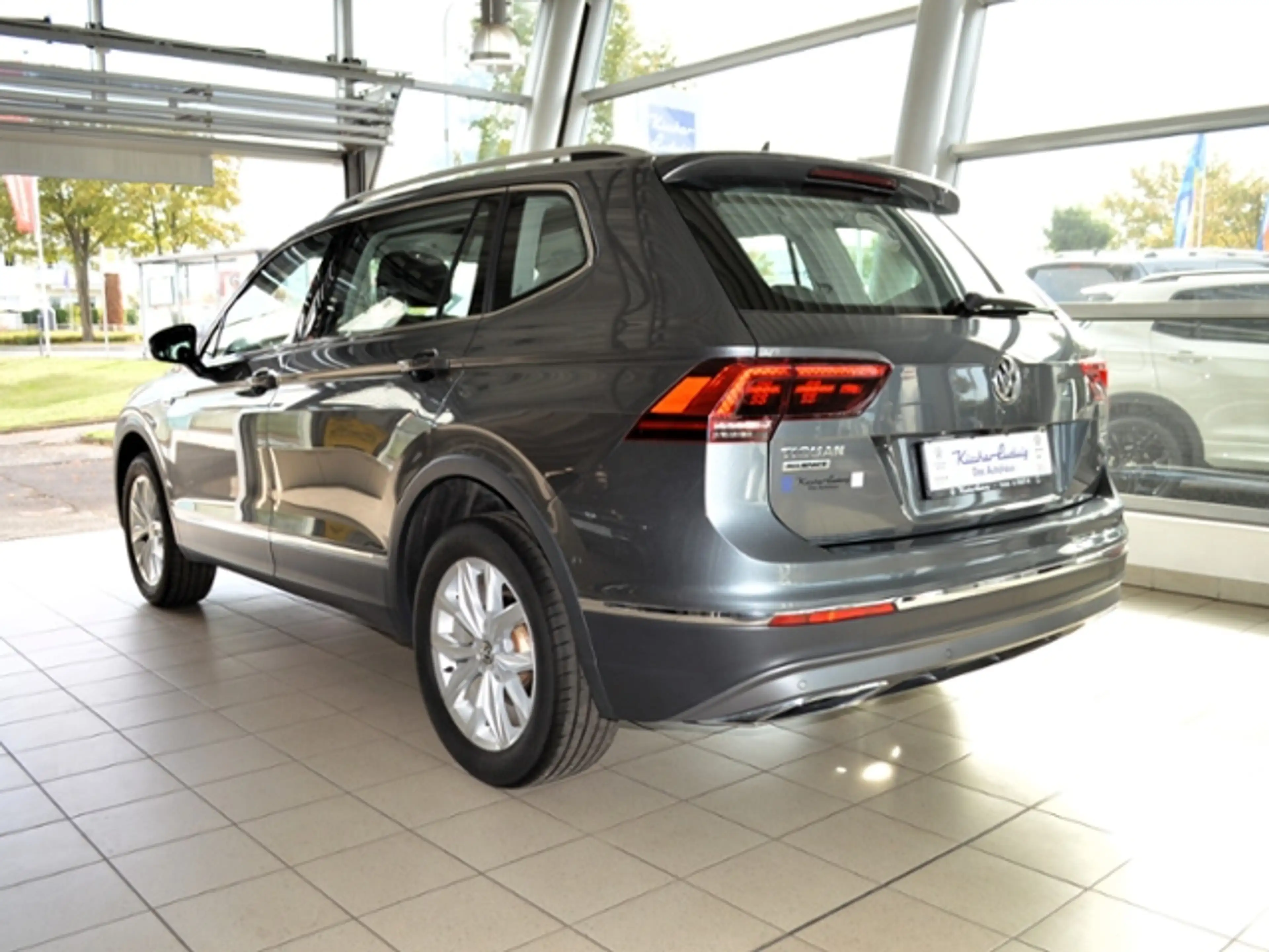 Volkswagen Tiguan Allspace 2,0 TDI DSG Highline 4M. AHK NAVI 18" PANO — photo 4