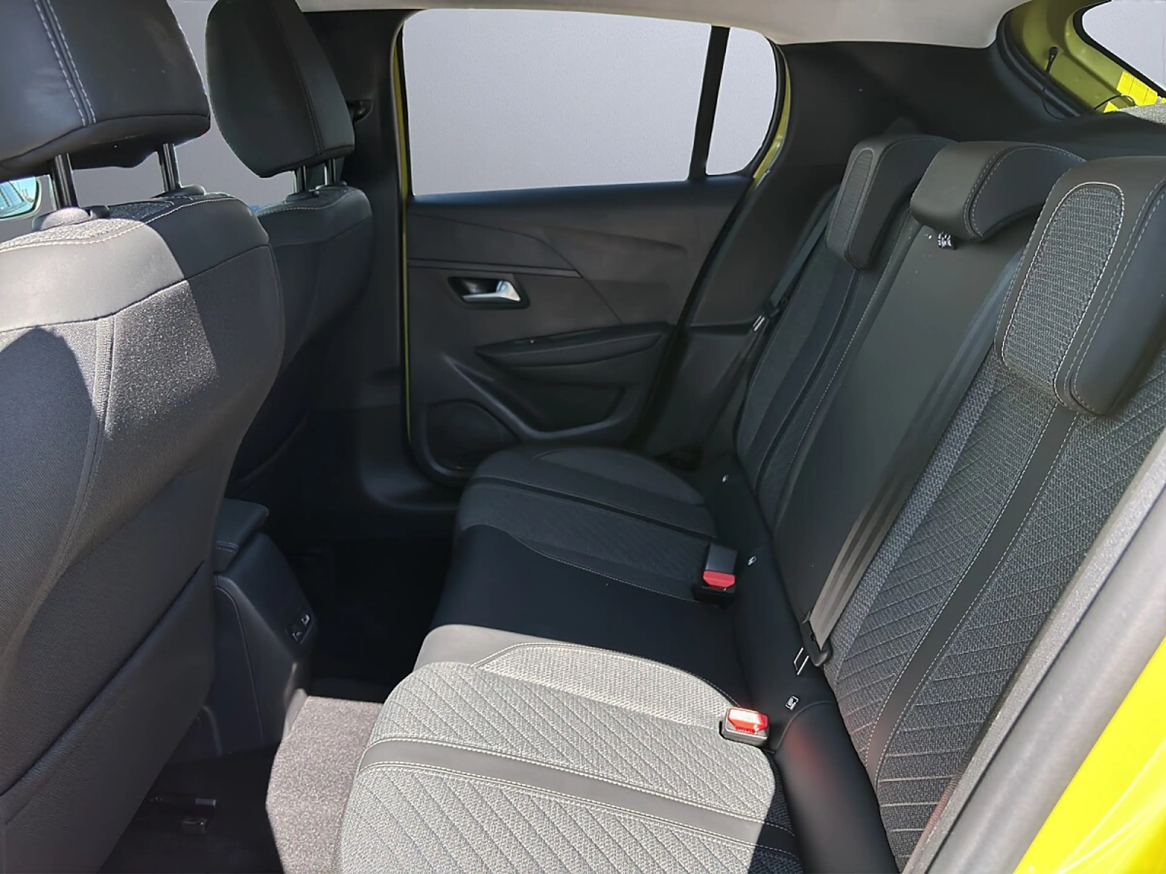 Peugeot 208 Hybrid 110 e-DCS6 Allure — photo 15