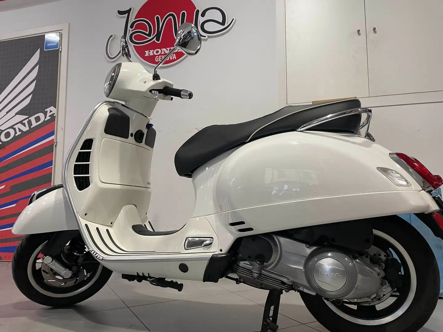 Vespa GTS 300 abs Weiß - 1