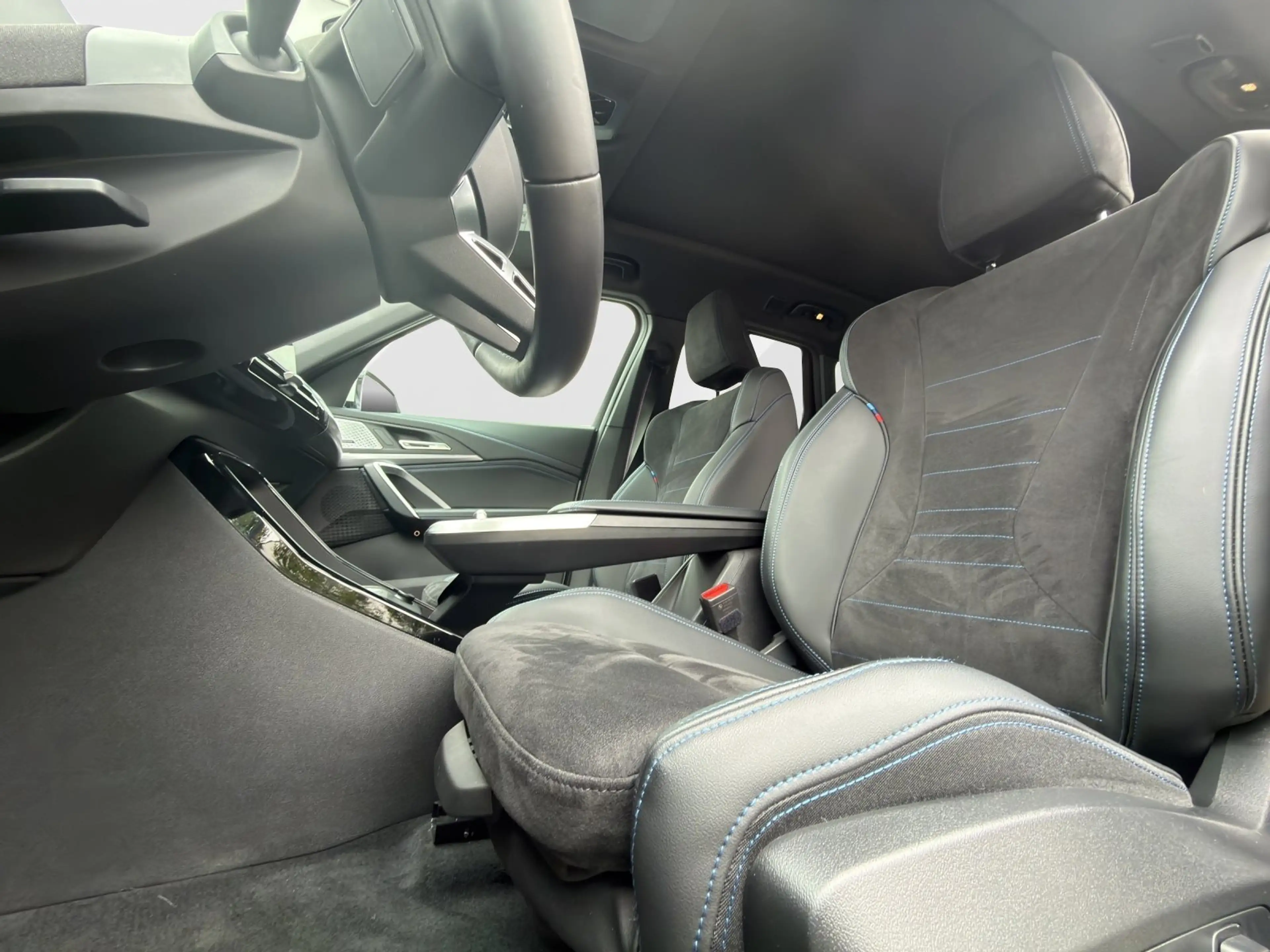 BMW iX1 eDrive20 M-Sport Pro Pano Head-Up DrivAssProf. Par — photo 11