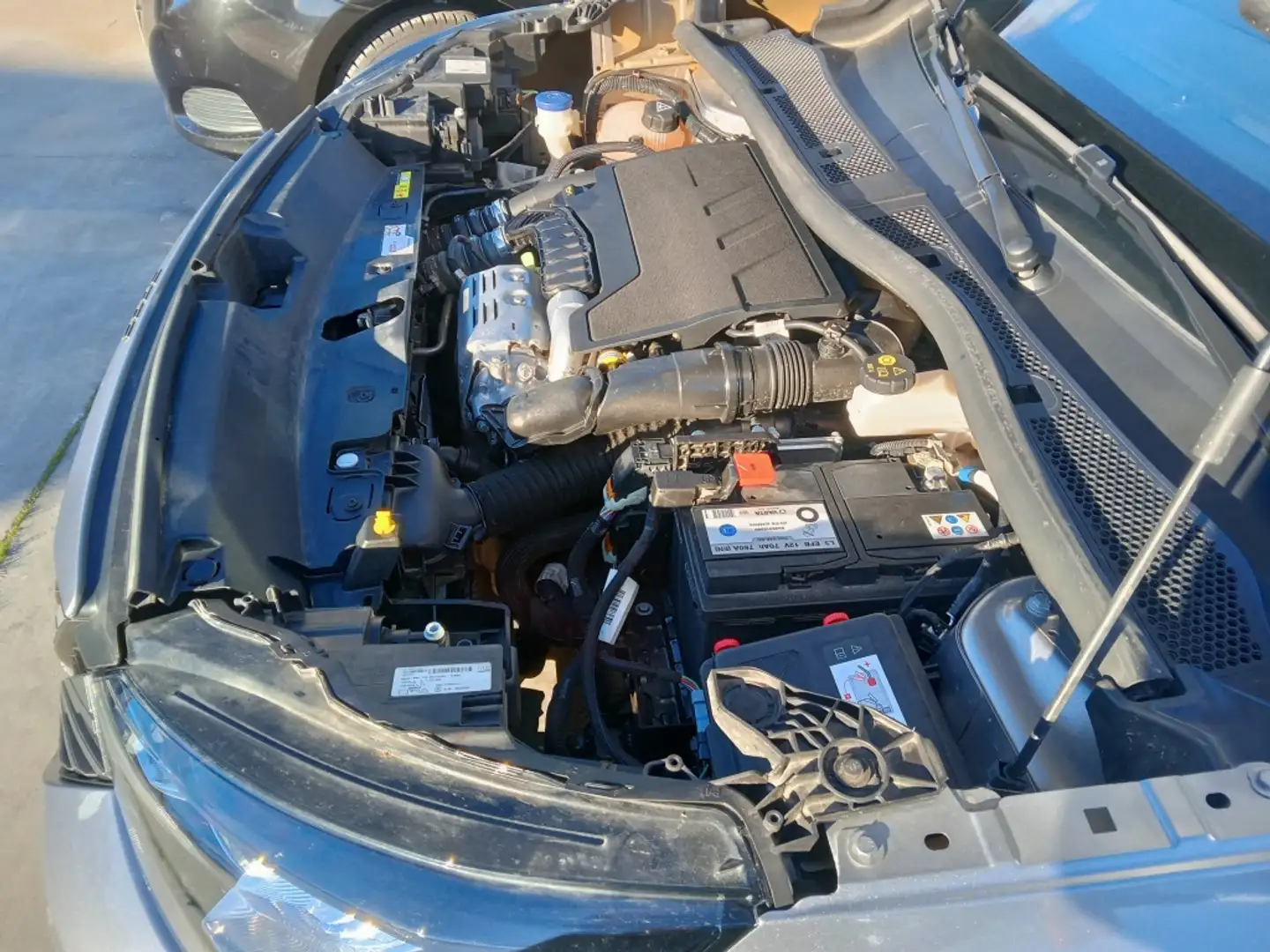 Peugeot 2008 1.2 PureTech S&S Allure 100 Grau - 2