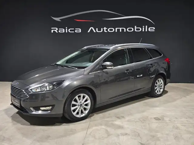 Ford Focus view 3