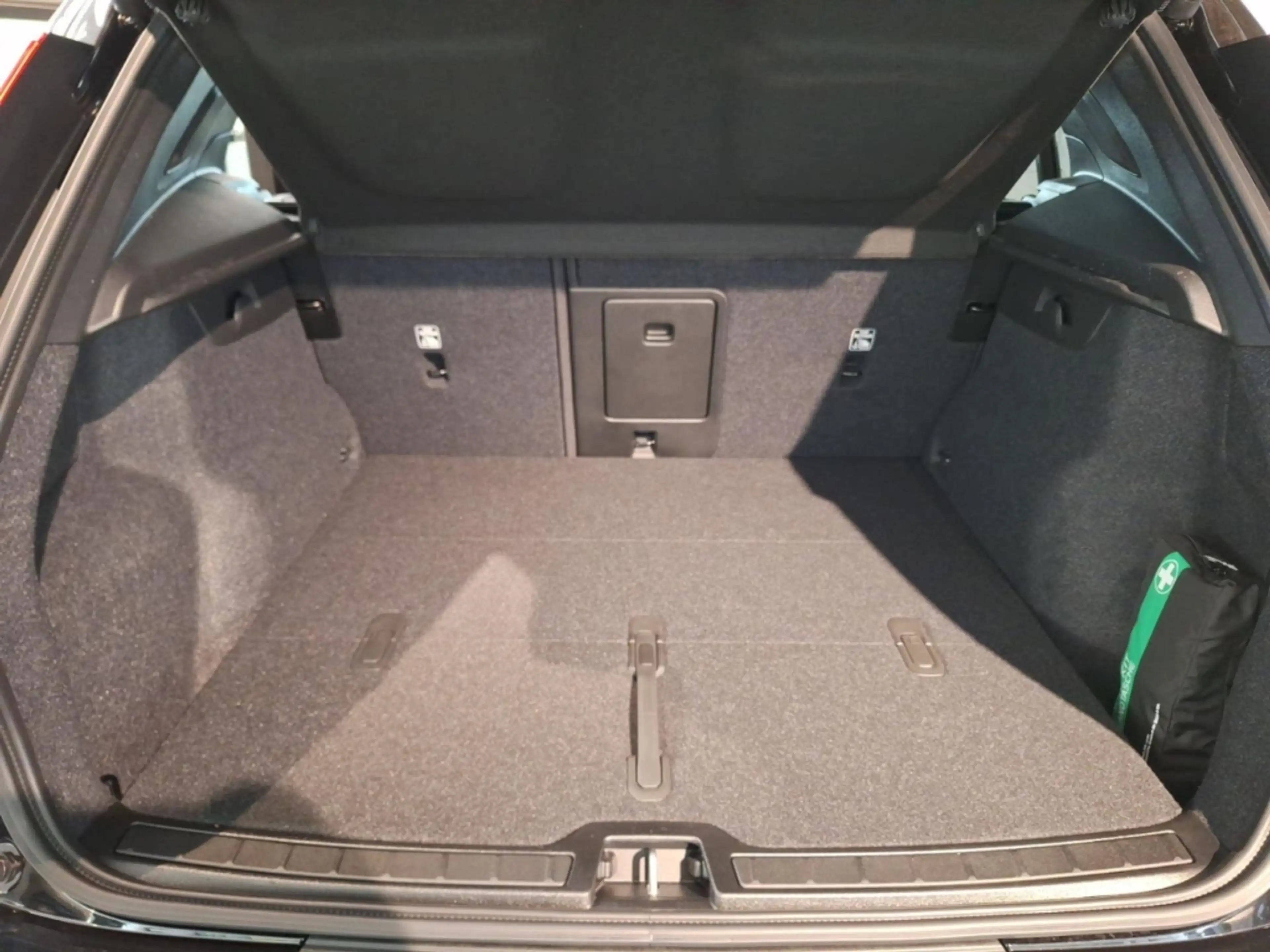 Volvo EX40 Single Motor Extended Range Plus Dark — photo 12