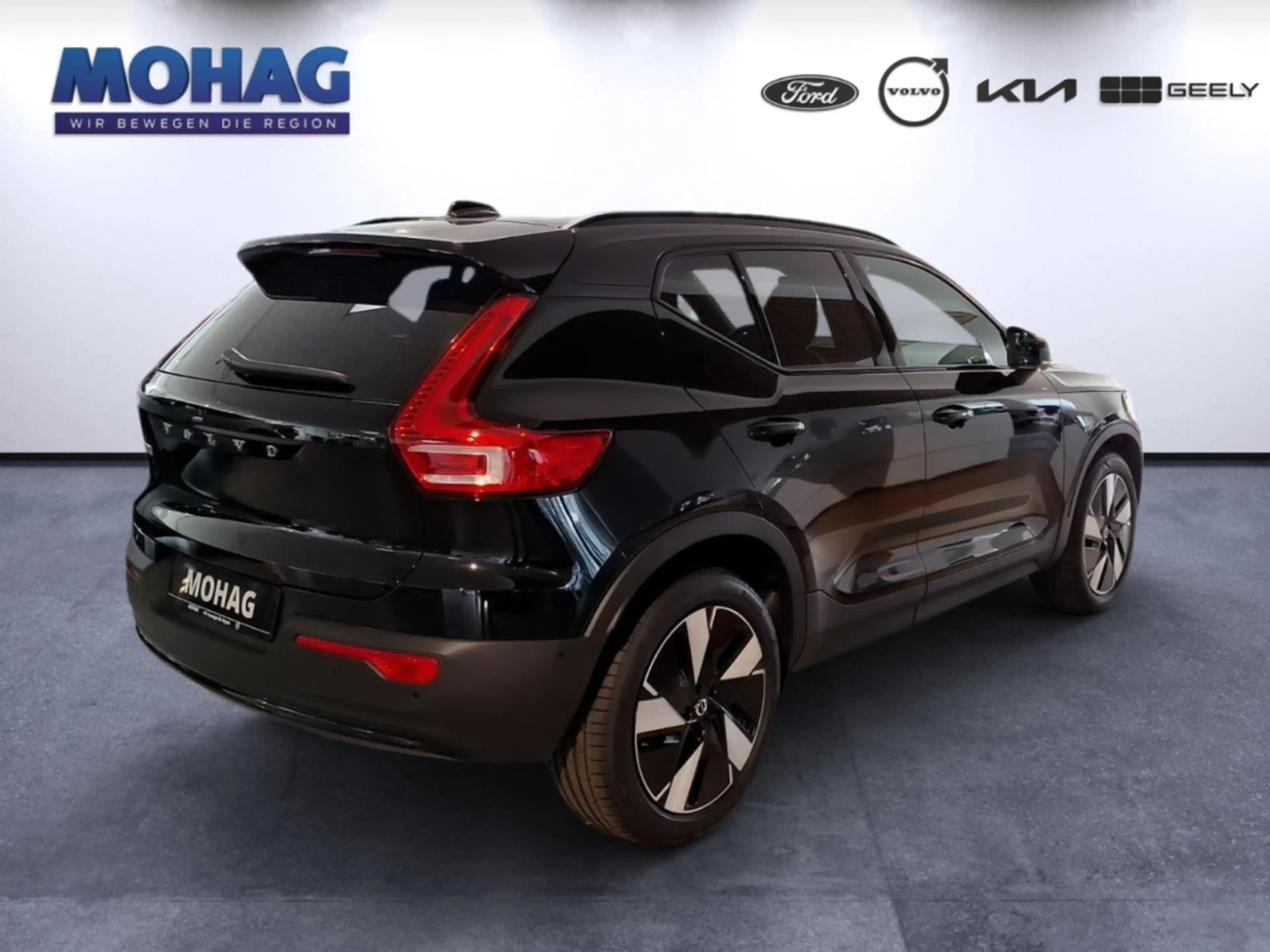 Volvo EX40 Single Motor Extended Range Plus Dark — photo 3