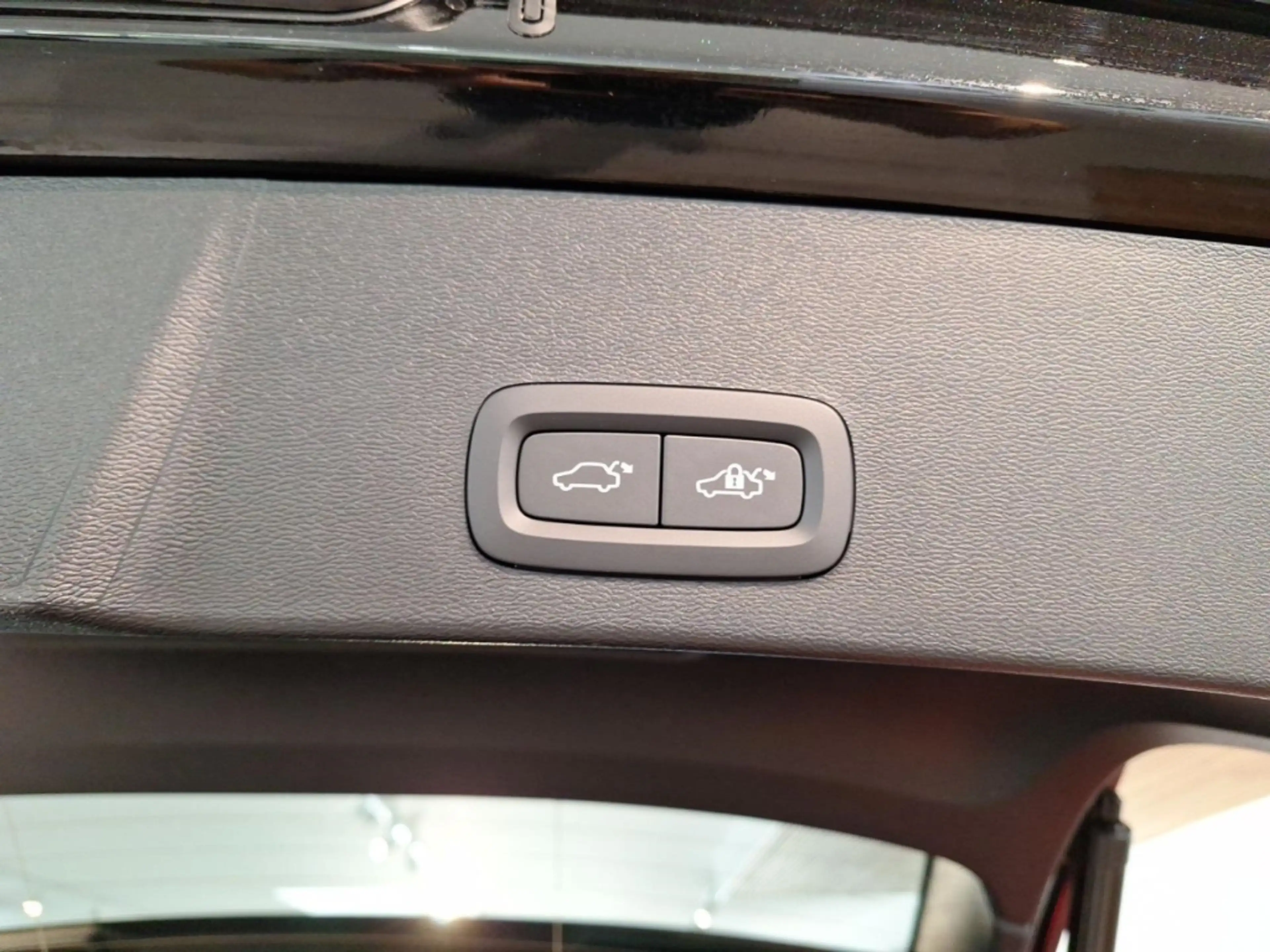Volvo EX40 Single Motor Extended Range Plus Dark — photo 13