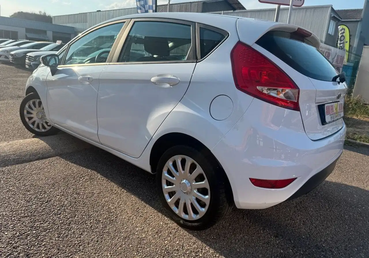 Ford Fiesta 5 portes — photo 2