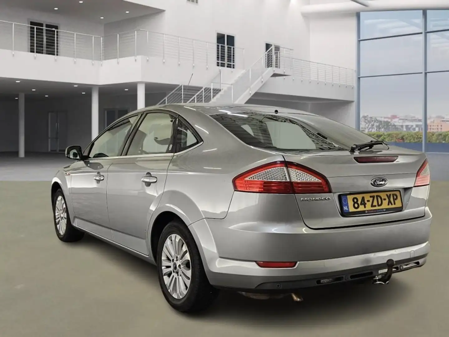 Ford Mondeo 2.0-16V Ghia/AIRCO/CRUISE/PARKEERSENS VOOR-ACHTER/ Grijs - 2
