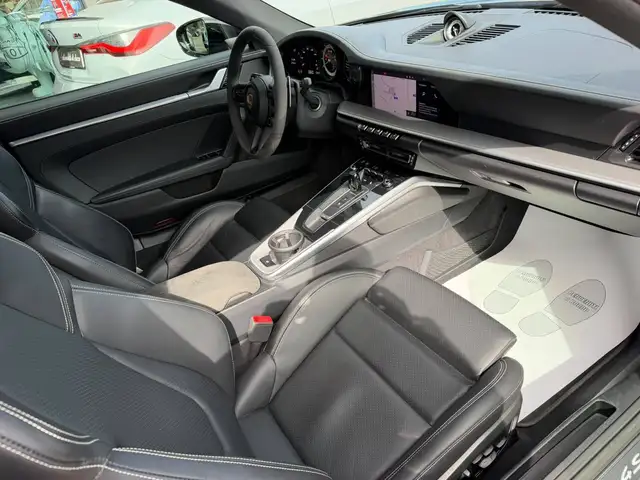 Porsche 911 view 11
