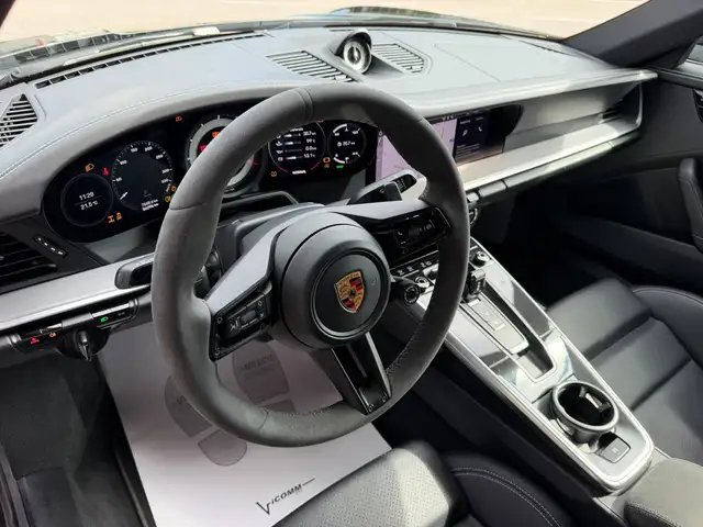 Porsche 911 view 10