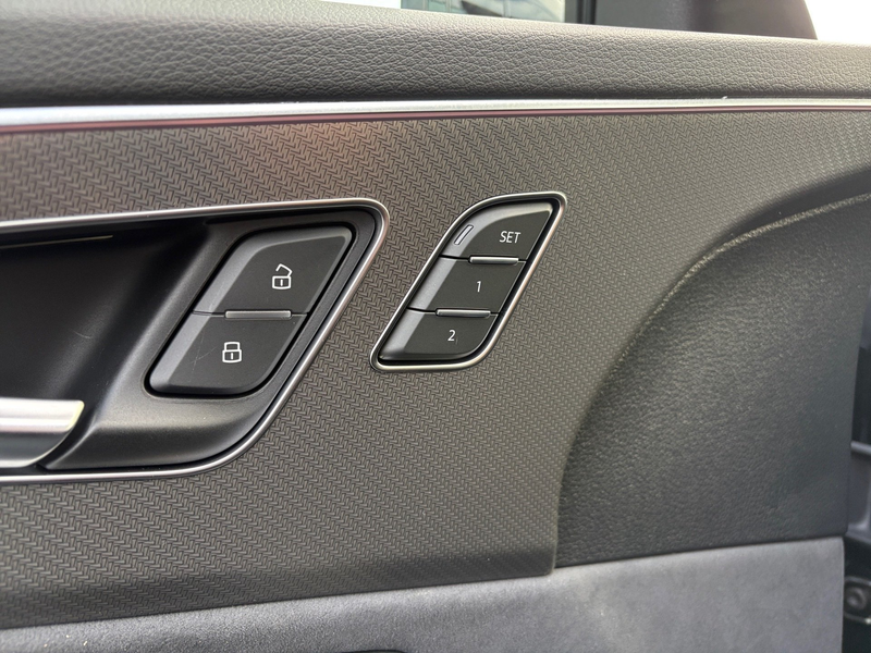 Audi RS Q8 SUV tiptronic 600PS RSAbgas, PANO,LASER,STHZ,KERAM — photo 15