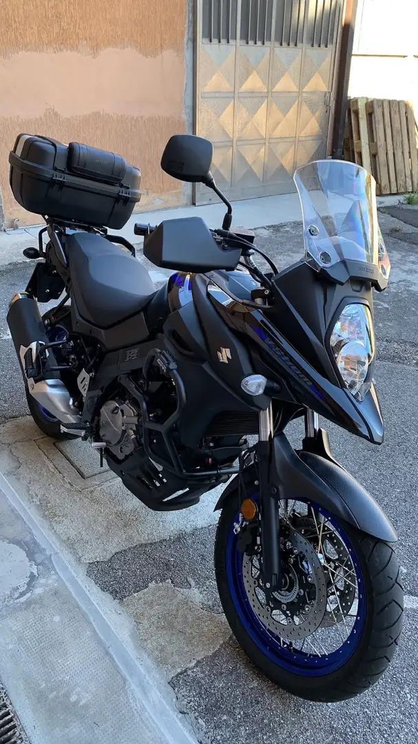 Suzuki V-Strom 650 Bauletto GIVI + 2 caschi Чорний - 1