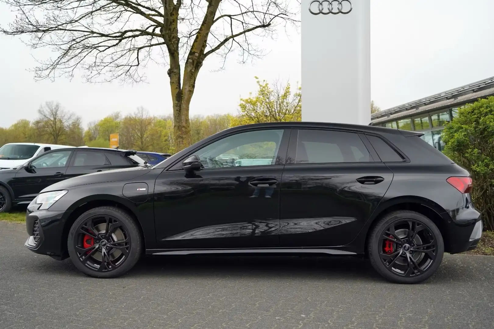 Audi A3 NEW PLUG IN 272PK S-EDITION NAV+/ALCANT/18/BLACKP Zwart - 1