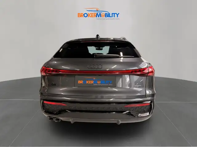 Audi Q5 view 4