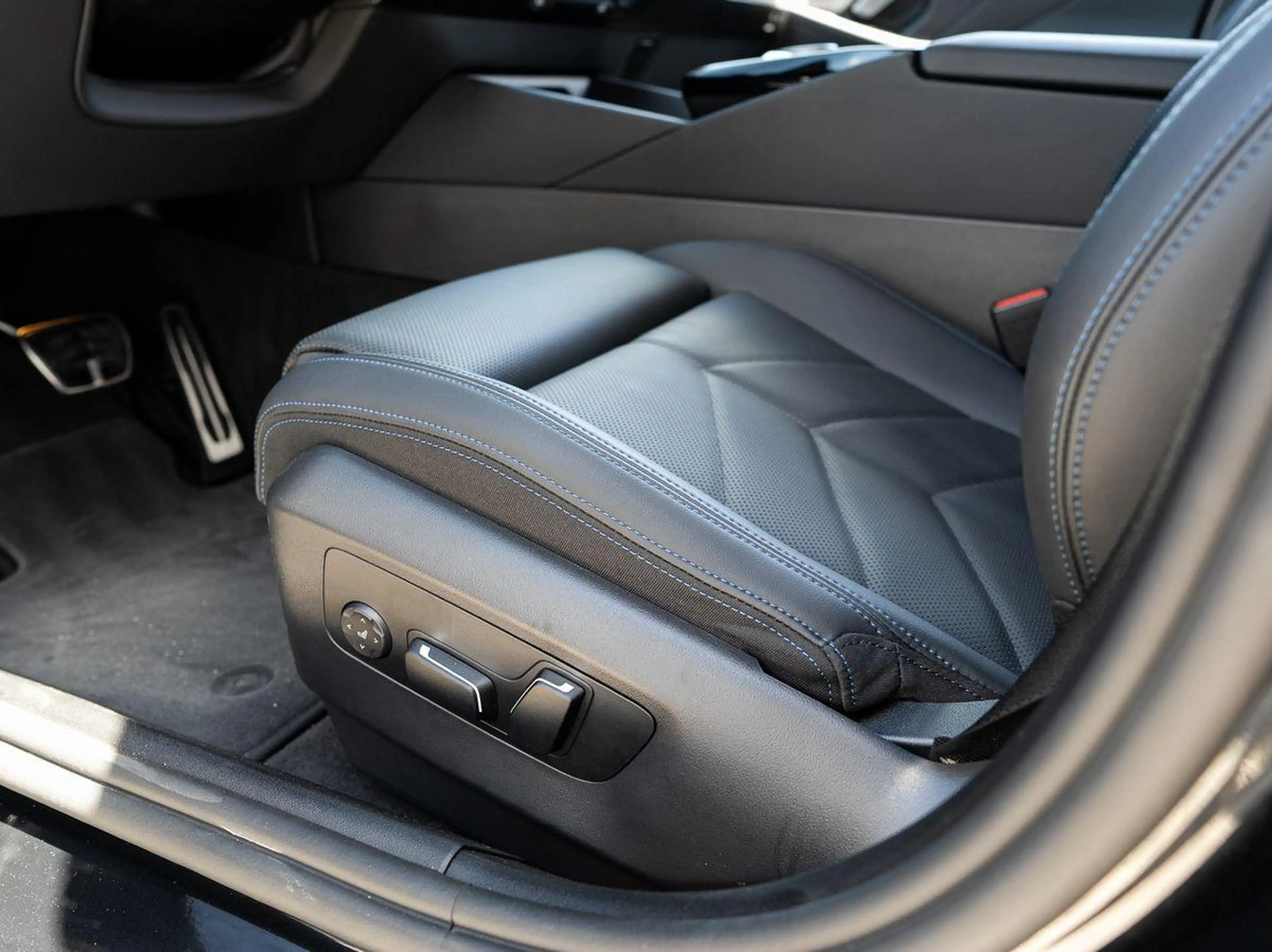 BMW 520 d xDrive Tour M-Sport AHK PANO KoZg SLüft H&K — photo 10