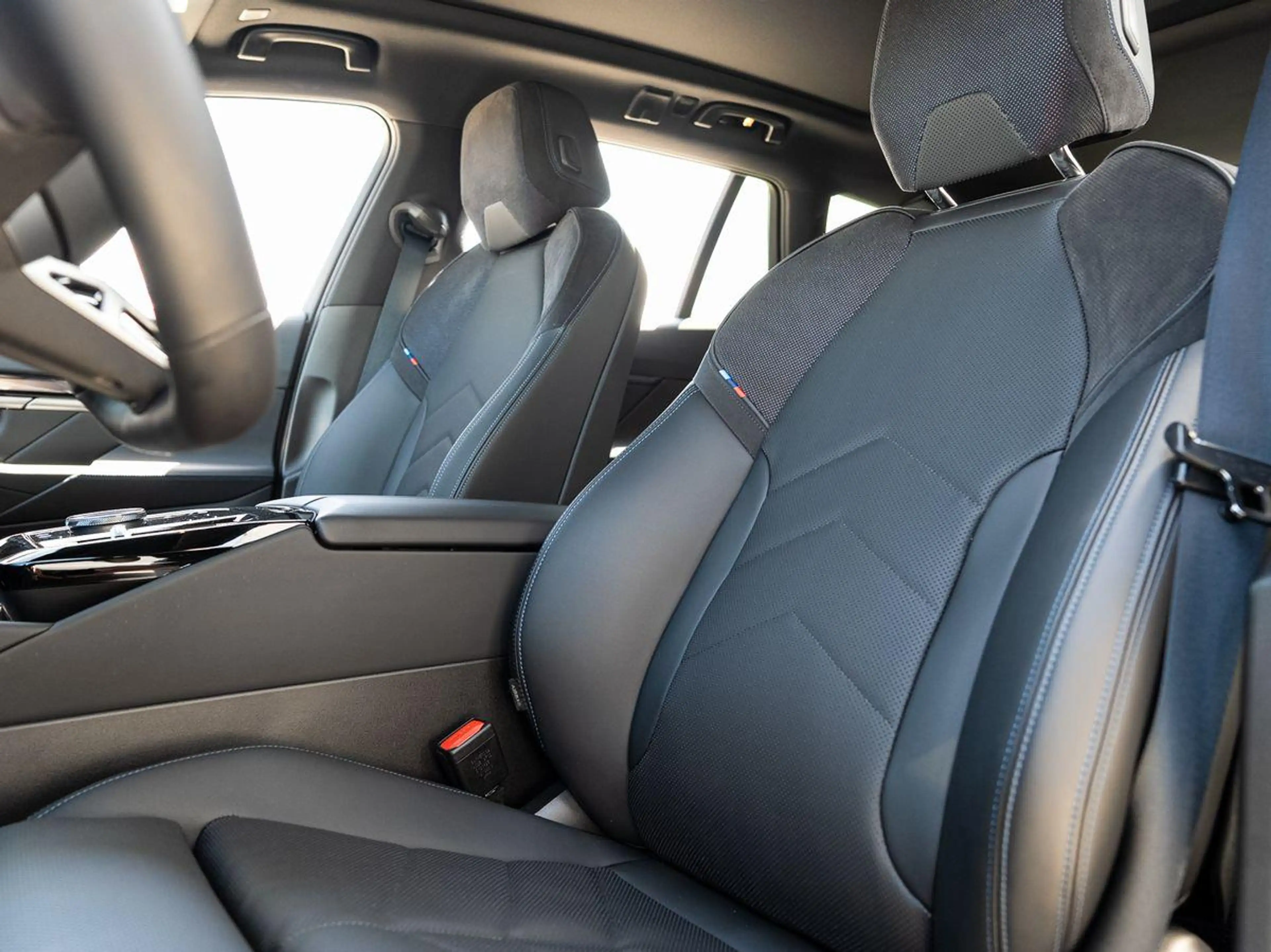 BMW 520 d xDrive Tour M-Sport AHK PANO KoZg SLüft H&K — photo 11