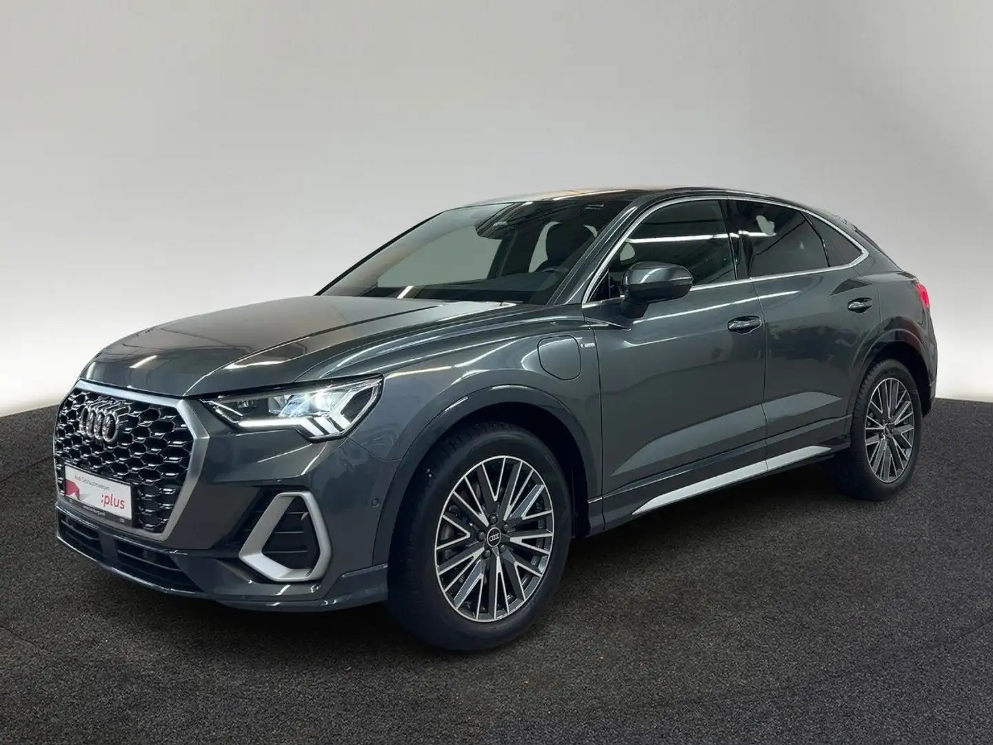 Audi Q3 45 TFSI e S line S tronic Pano AHK Grau - 2