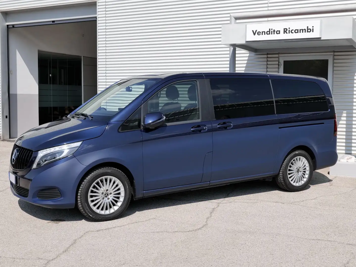 Mercedes-Benz V 220 d Premium 4matic aut. 7 posti Blauw - 2