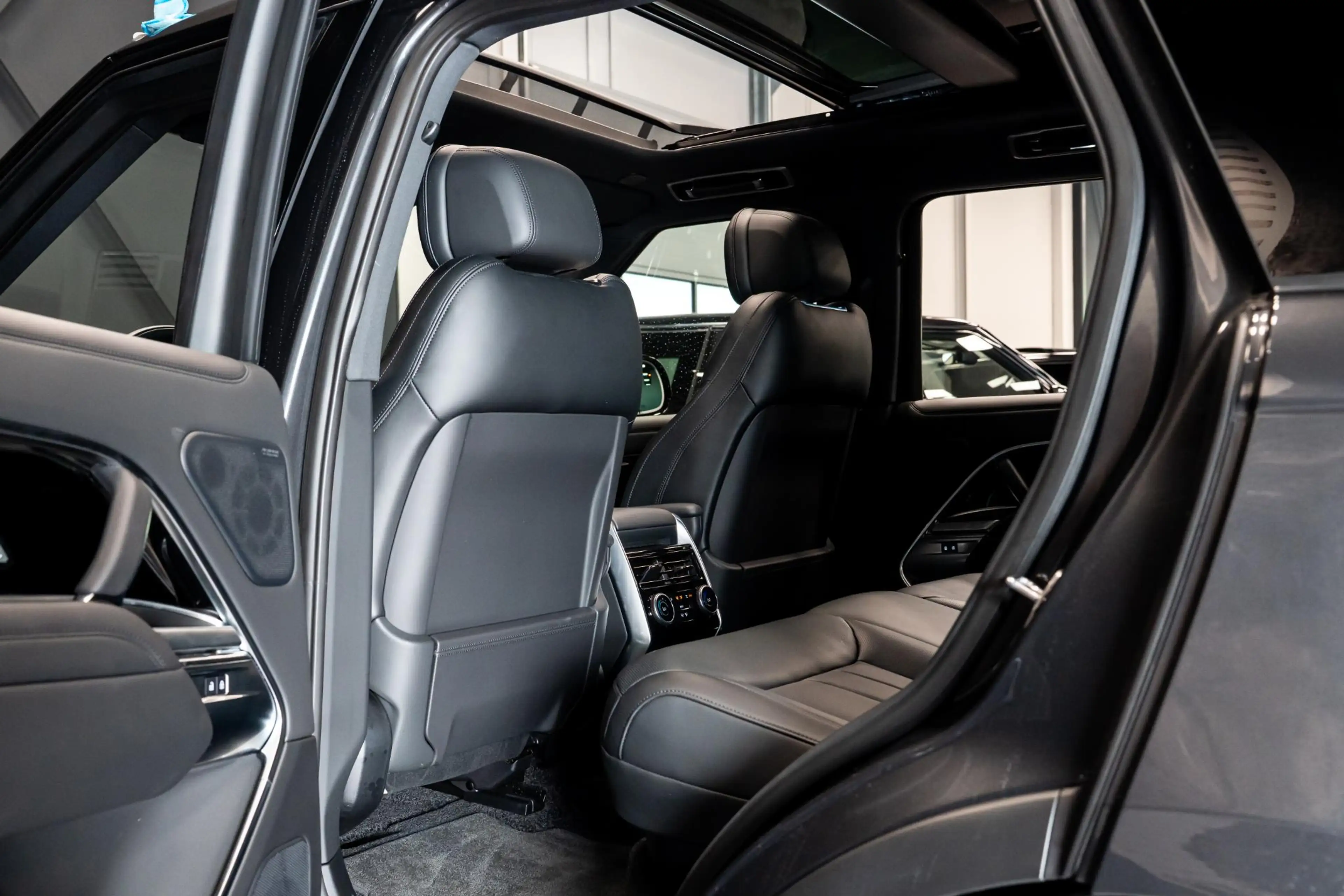 Land Rover Range Rover 3.0 P550e HSE PHEV *Meridian 3D Surround / Panoram — photo 30