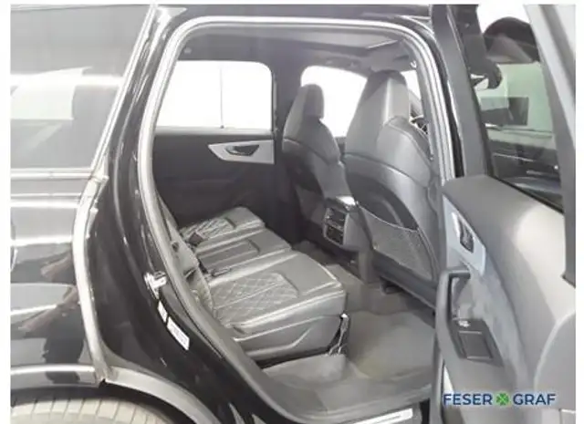 Audi Q7 view 6