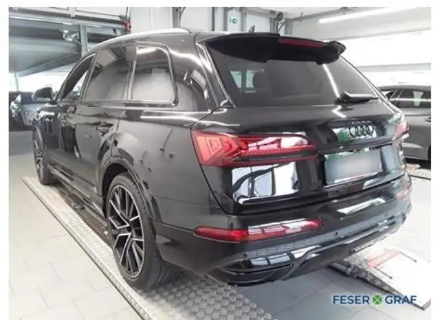 Audi Q7 view 2