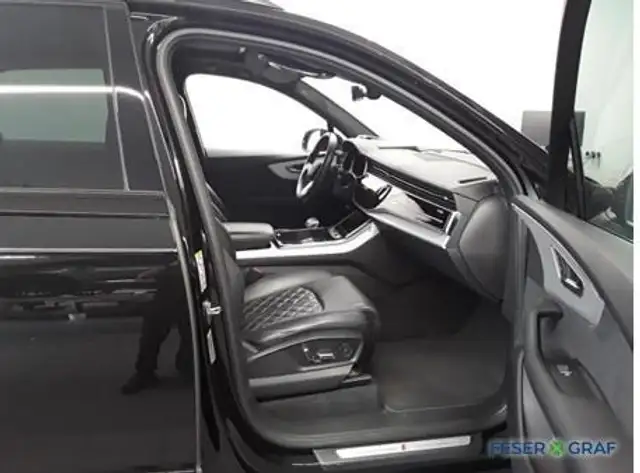 Audi Q7 view 5