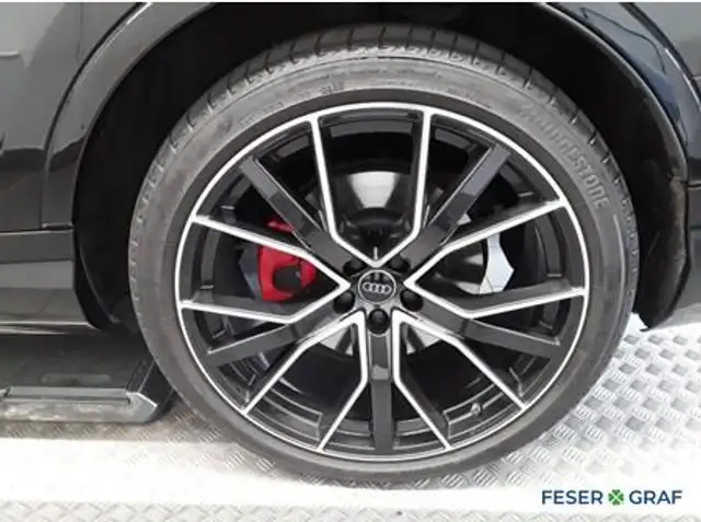 Audi Q7 view 9