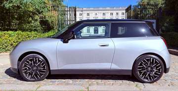 Trim Favoured - Pack M - Garantie 3 ans - Seulement 3250 km - Superbe état show-room