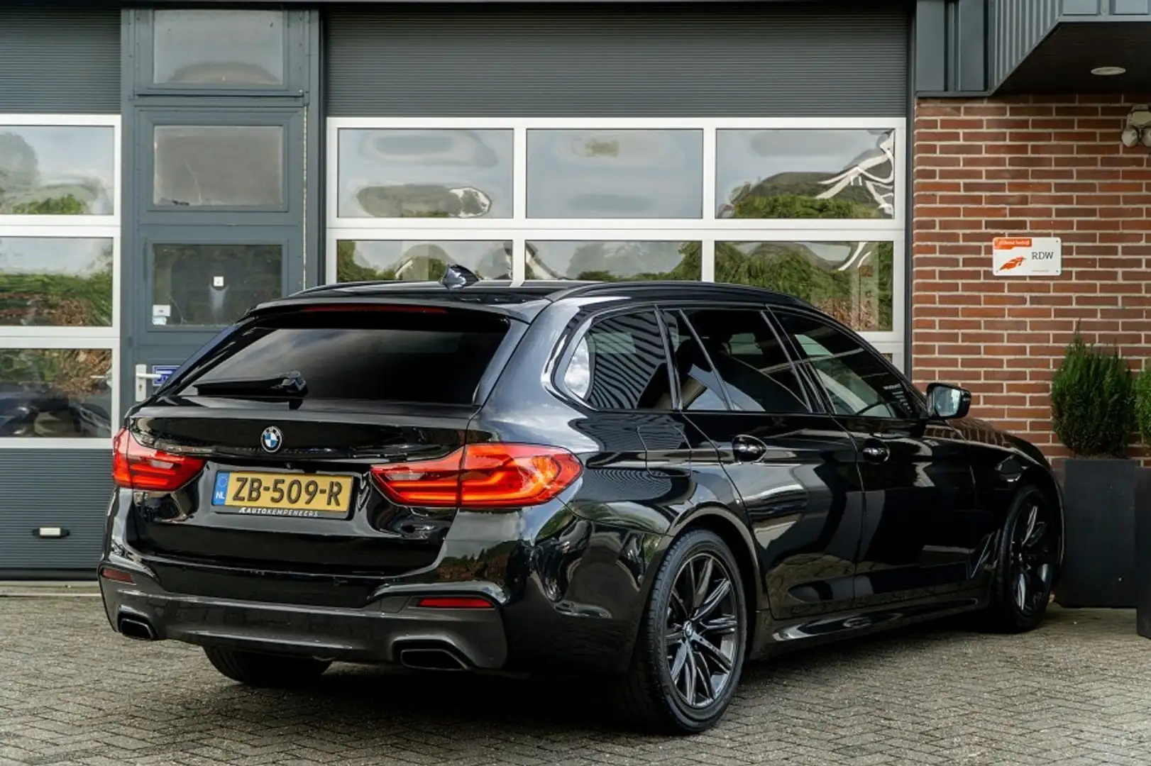 BMW 520 520i High Executive | M Sport | Head-Up | Camera | Zwart - 2