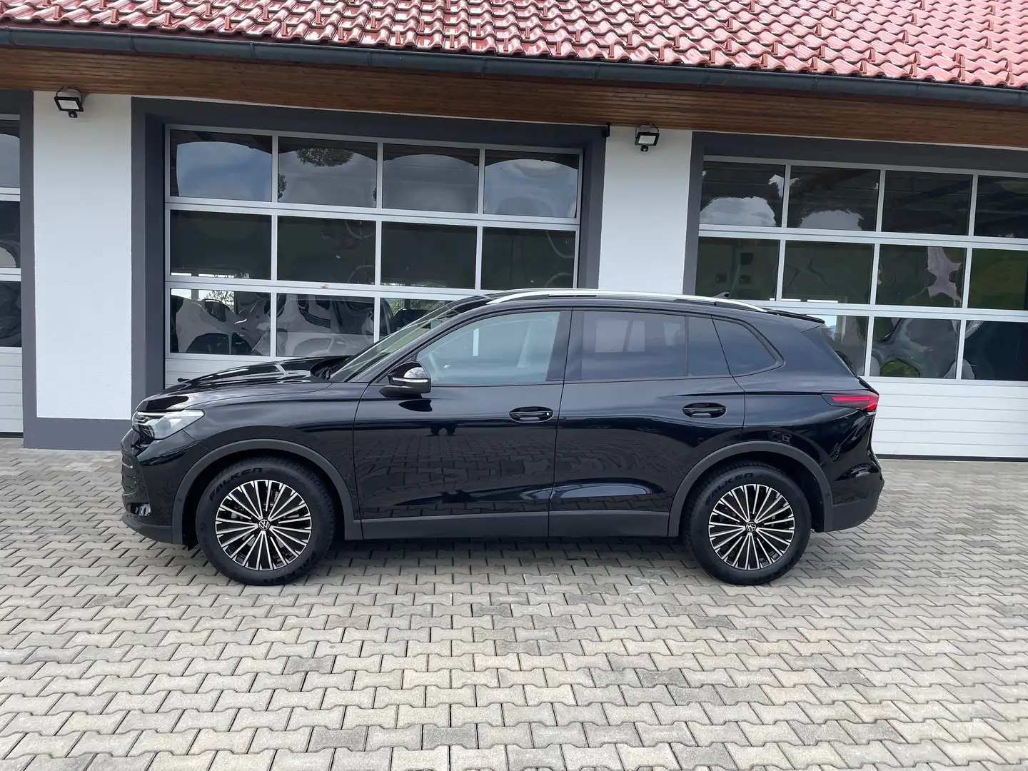 Volkswagen Tiguan 2.0 TDI Life *LED*AHV*DIGITAL*STANDHZ*RFK*WSS-HZ* Schwarz - 2