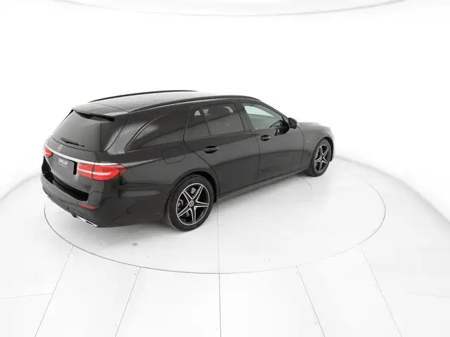 Mercedes-Benz E-Class view 4