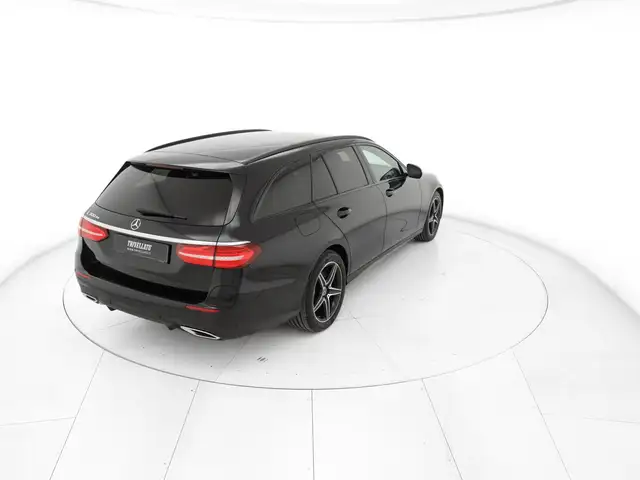 Mercedes-Benz E-Class view 3