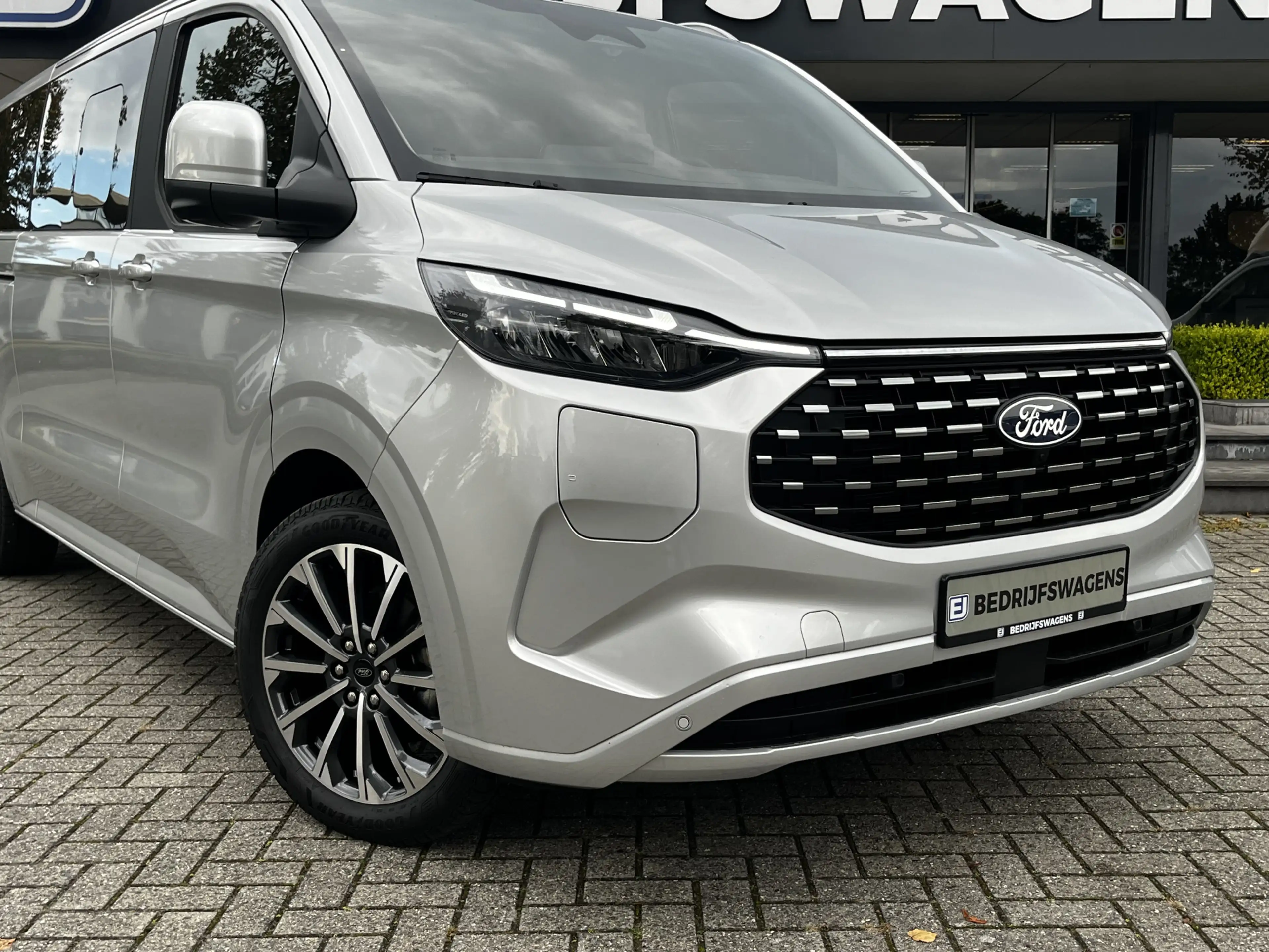 Ford Tourneo Custom 340 2.5 PHEV L2H1 Titanium X VIP Bus 8p. | FULL OP — photo 2