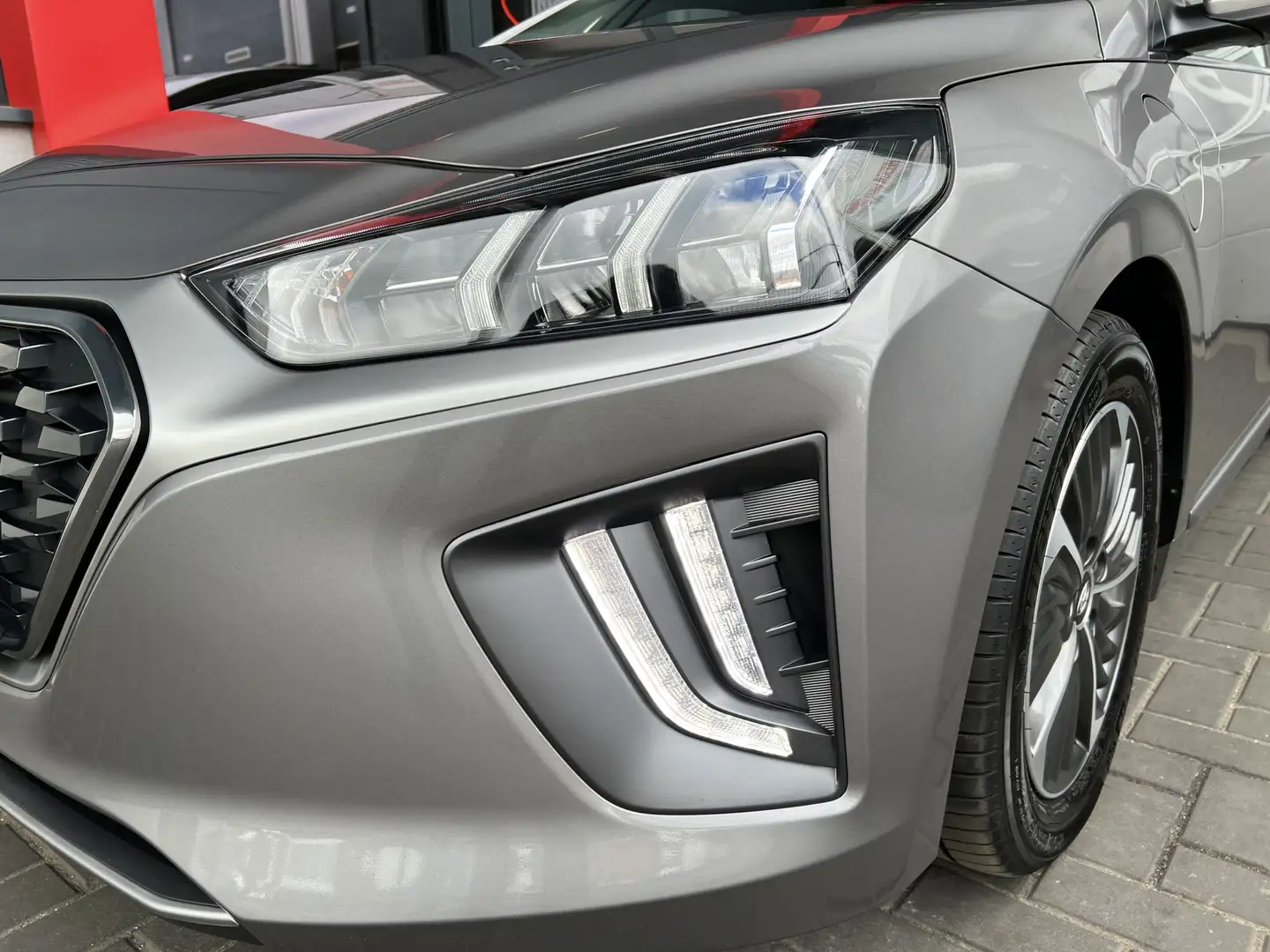 Hyundai IONIQ 1.6 GDi PHEV Premium Grijs - 2